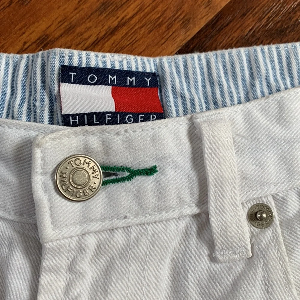 VTG TOMMY HILFIGER High Waist White Denim Shorts Classic Logo Flag Patch